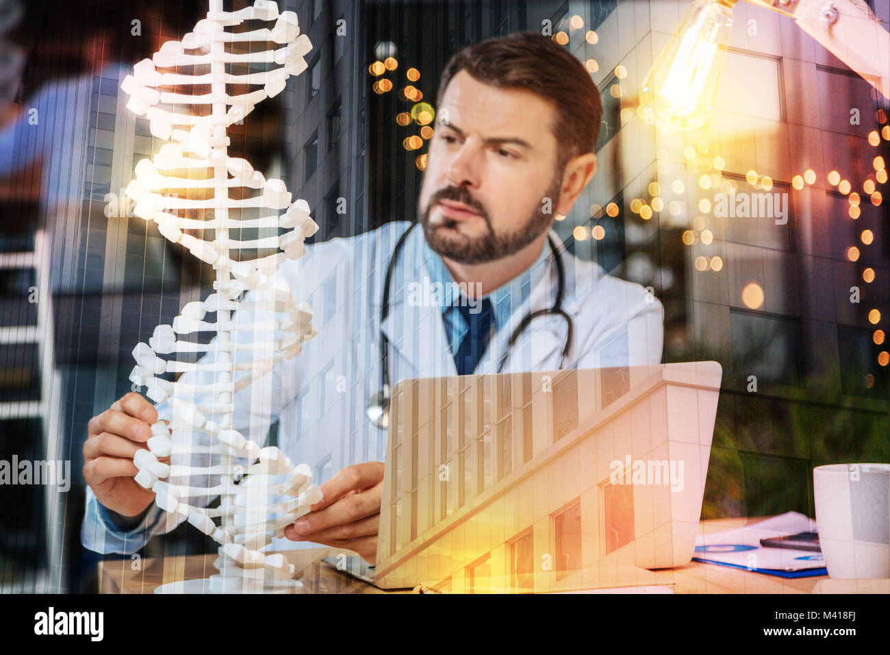 Grave medico guardando il modello di DNA e di pensiero Foto Stock