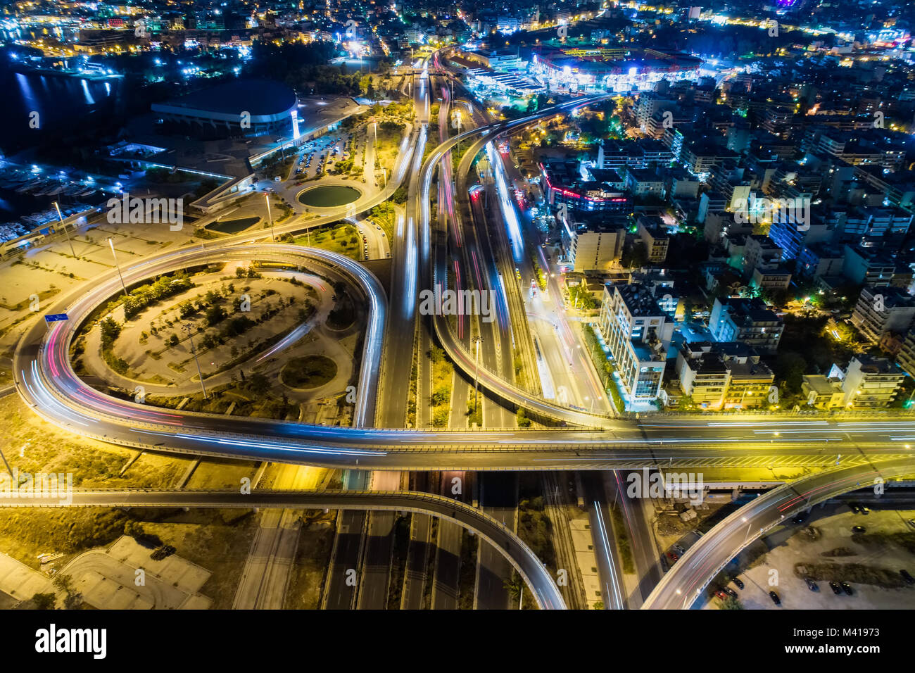 Vista aerea di alta velocità di strada nella della città di Atene, Grecia Foto Stock