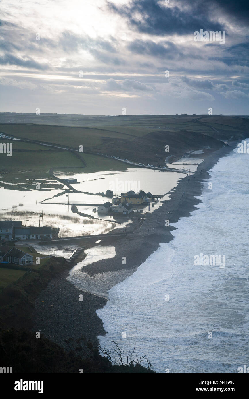 Inondazioni oltre la difesa del mare in spiaggia Newgale in Pembrokeshire Foto Stock