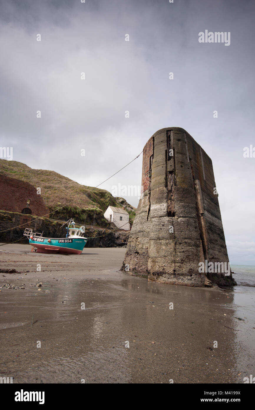 La bassa marea parete del porto con la barca appoggio sulla sabbia Foto Stock