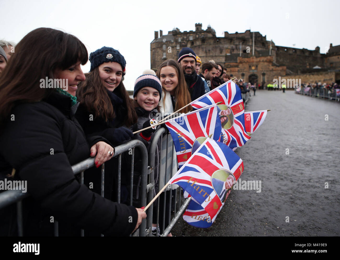 La folla si radunano davanti a una visita del principe Harry e Meghan Markle al Castello di Edimburgo. Foto Stock