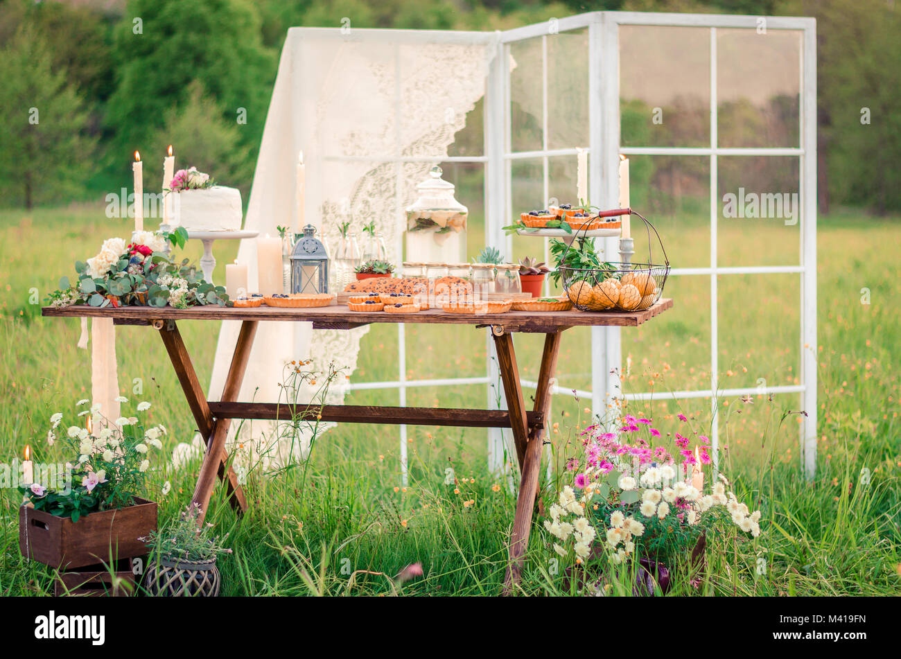Un bel tavolo di nozze decorazioni sul tavolo Foto Stock