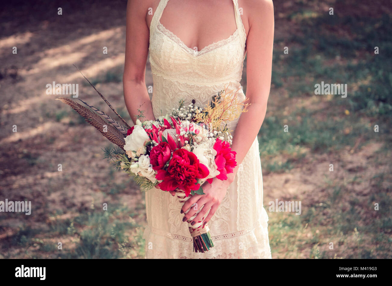 Sposa con bouquet di nozze nelle sue mani Foto Stock