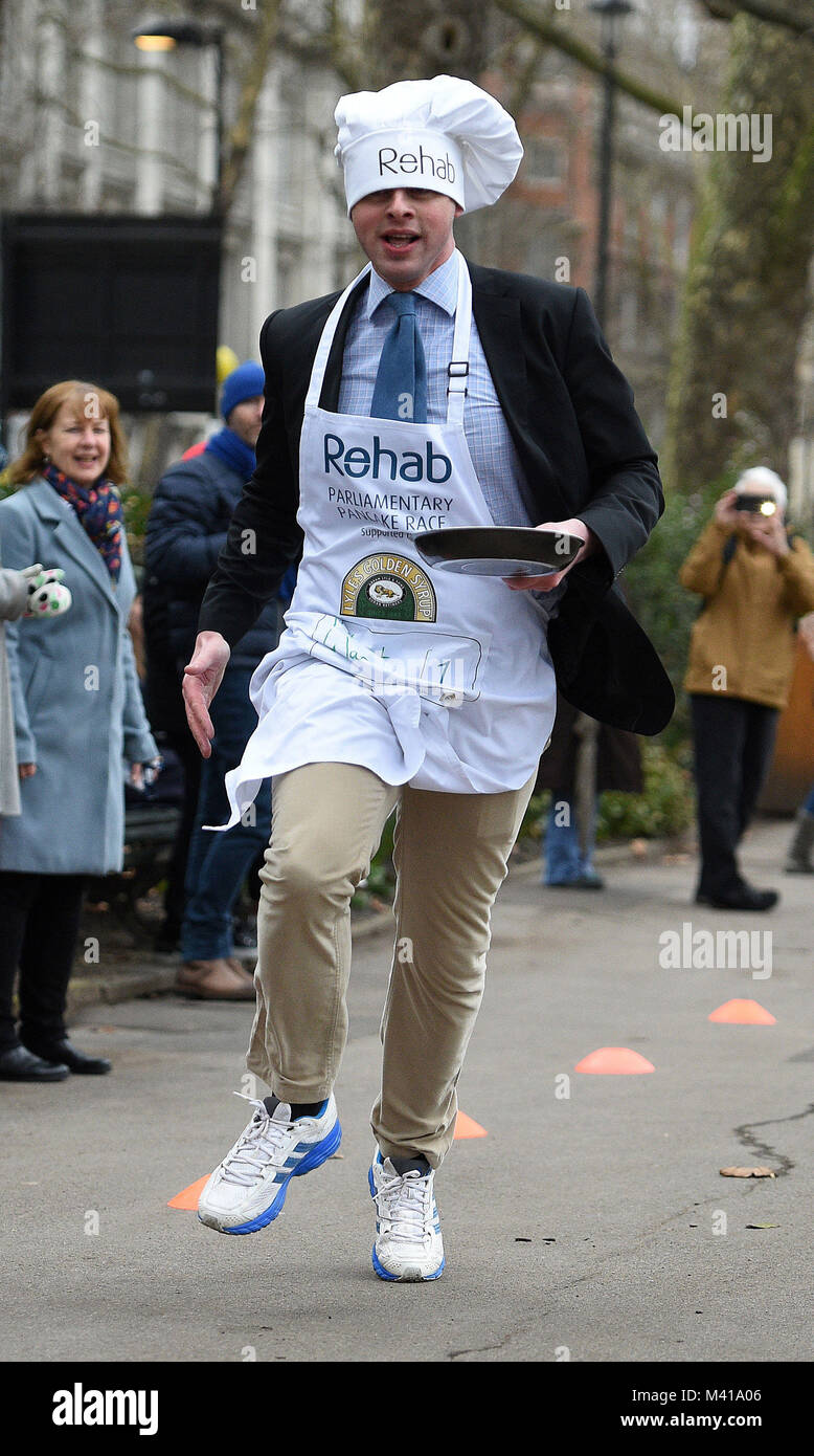 Matt Warman MP prendendo parte al Pancake parlamentare gara in aiuto dei Rehab disabilità la carità, a torre di Victoria Gardens di Westminster a Londra. Foto Stock