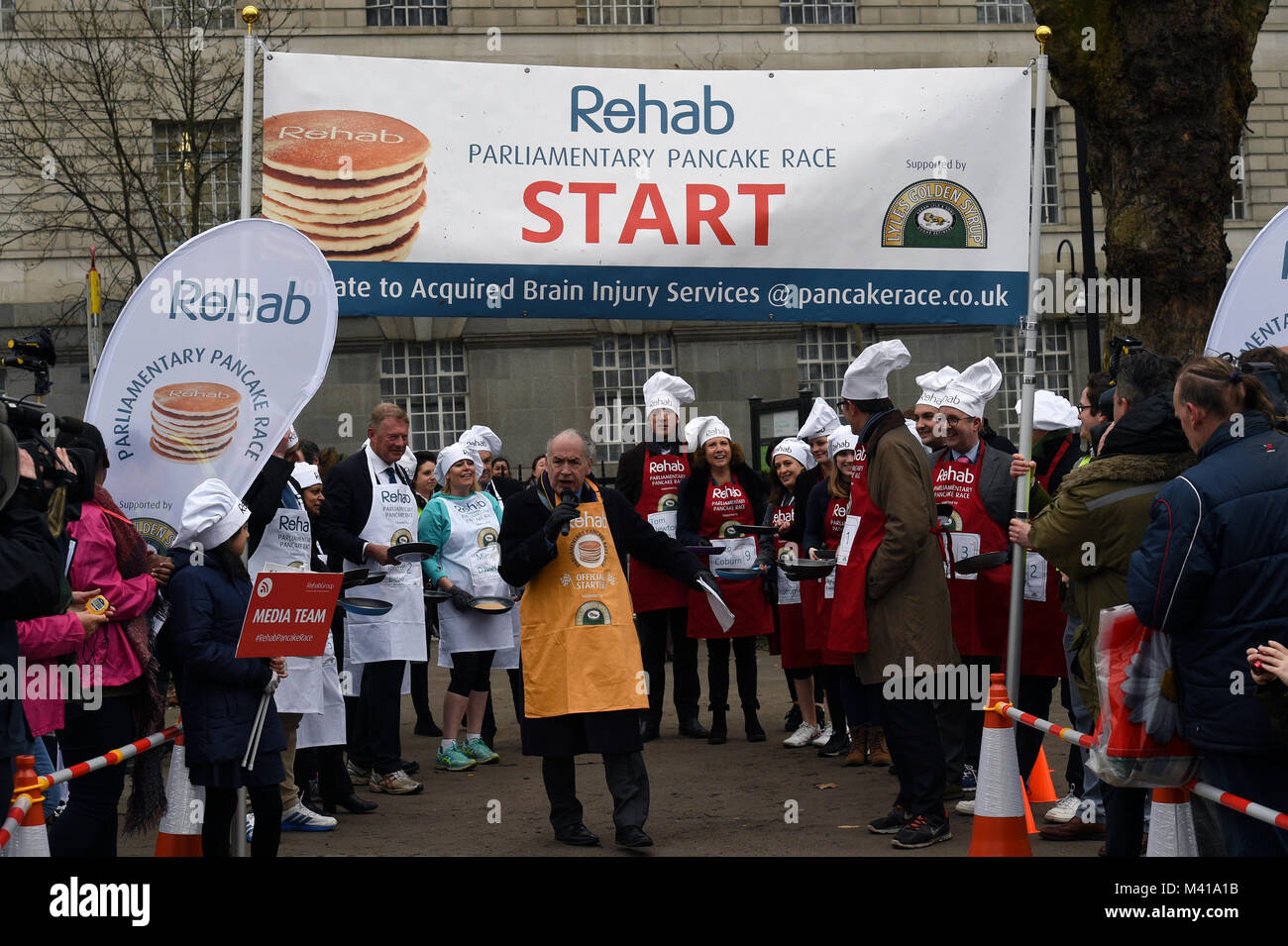 Alastair Stewart di ITV News parla all'inizio del pancake parlamentare gara in aiuto dei Rehab disabilità la carità, a torre di Victoria Gardens di Westminster a Londra. Foto Stock