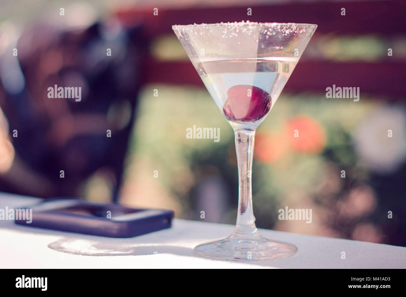 Martini ciliegie cocktail drink e vetro sul tavolo Foto Stock