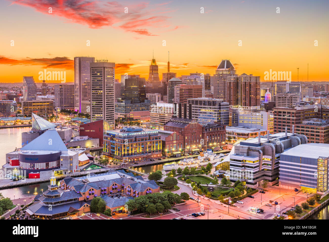 Baltimore, Maryland, Stati Uniti d'America Skyline oltre il Porto Interno al crepuscolo. Foto Stock