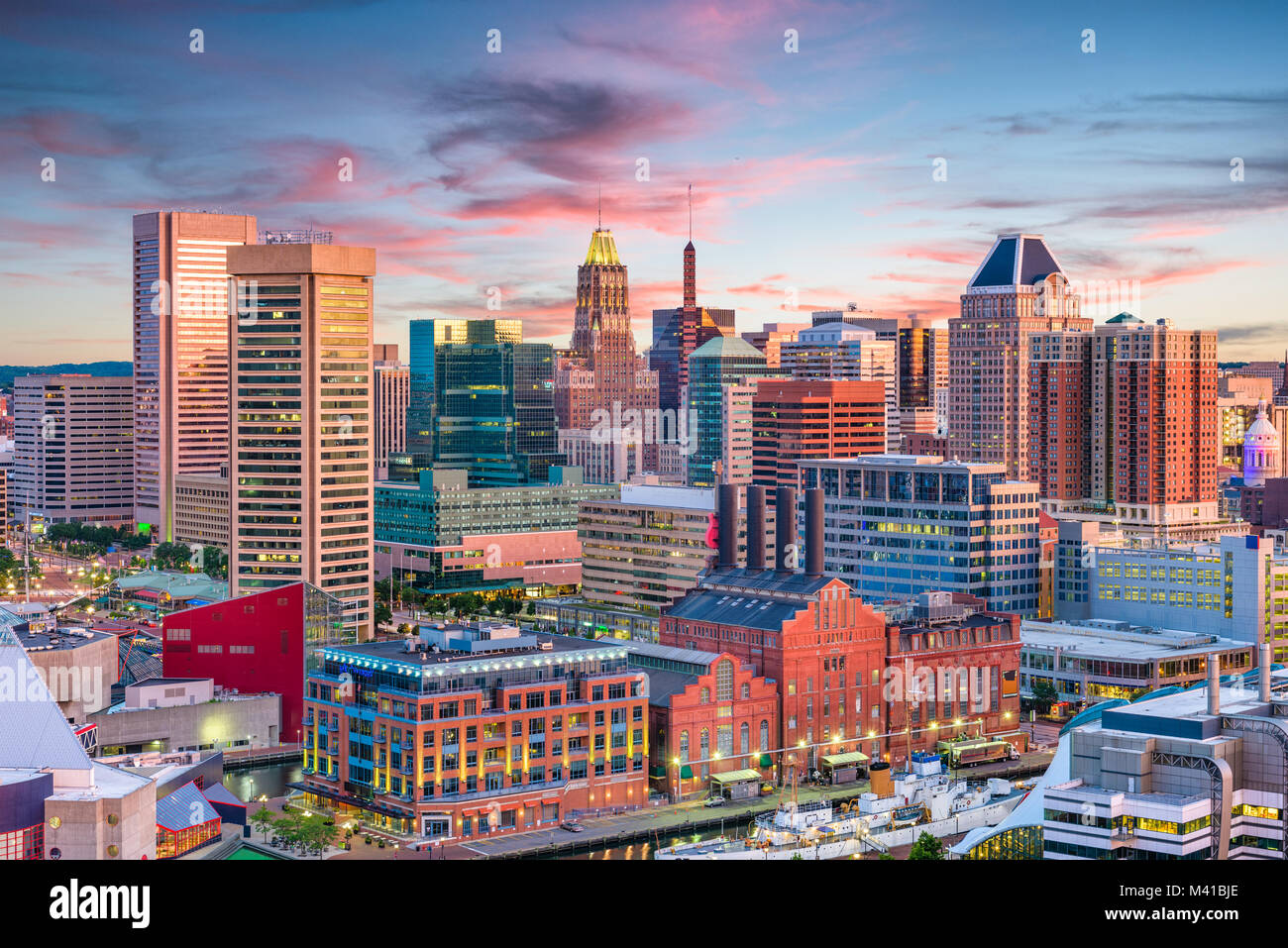 Baltimore, Maryland, Stati Uniti d'America Skyline oltre il Porto Interno al crepuscolo. Foto Stock