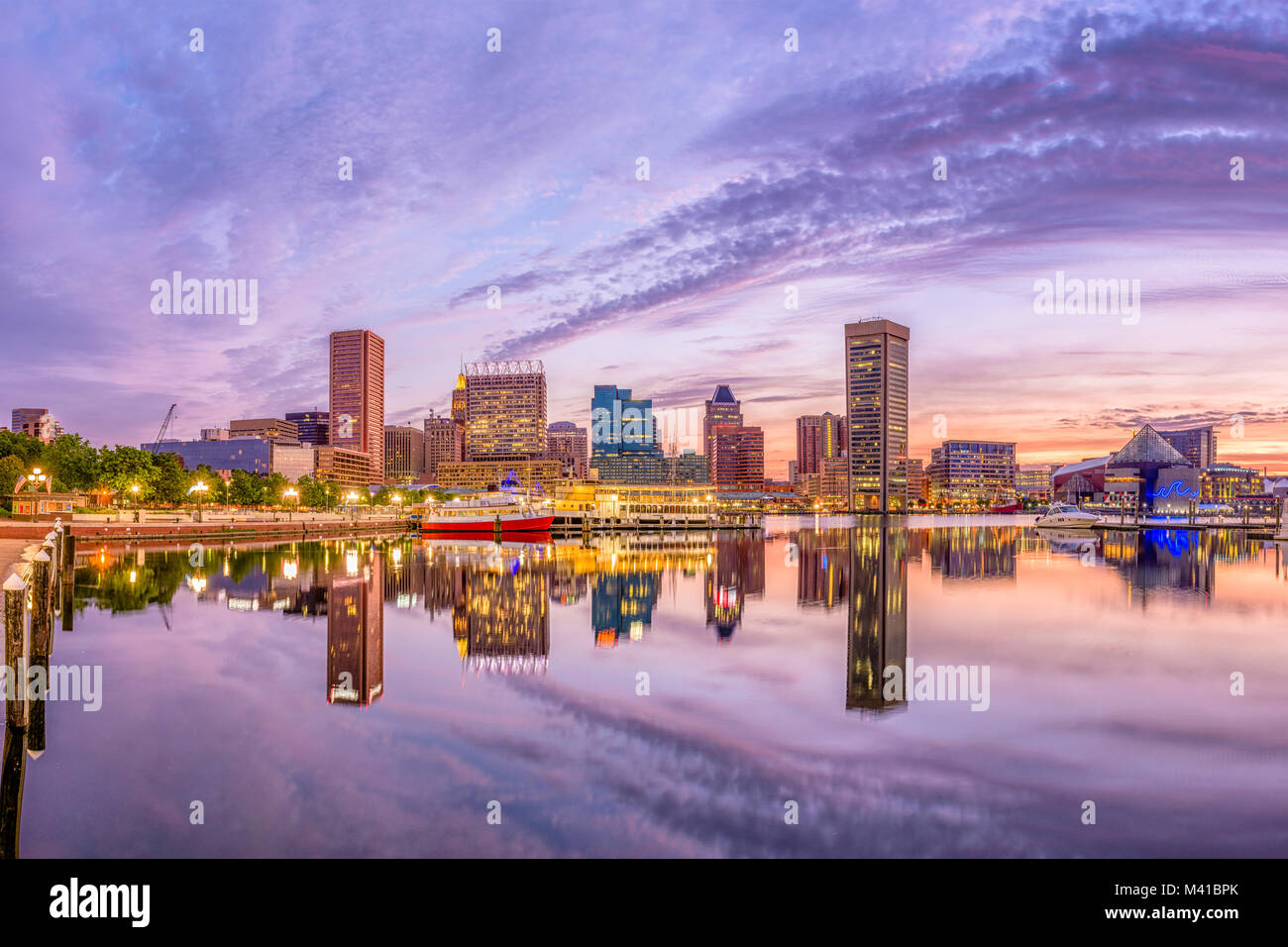 Baltimore, Maryland, Stati Uniti d'America Skyline sul Porto Interno al crepuscolo. Foto Stock
