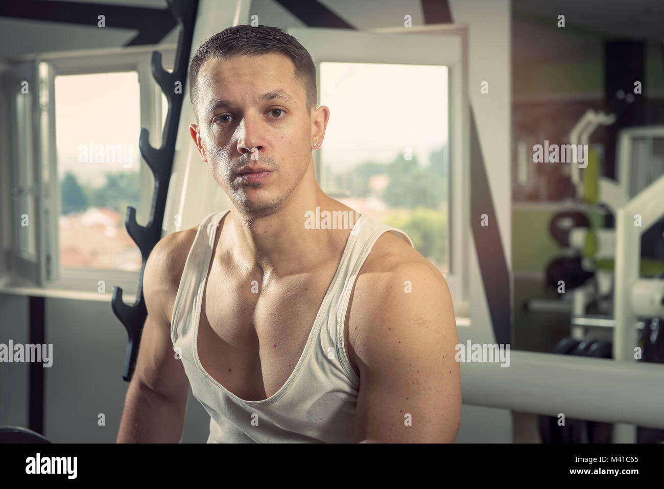 Uomo di atletica in palestra Foto Stock