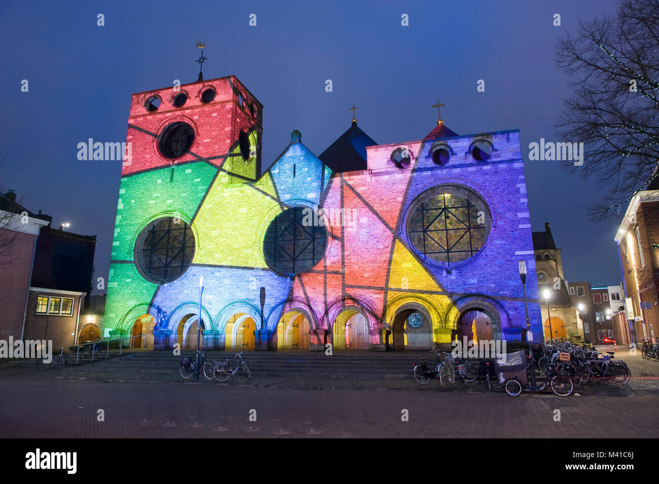 ENSCHEDE, Paesi Bassi - 22 DIC 2017: : Nel centro della città olandese di Enschede il Jacobus chiesa viene illuminato da un proiettore con la modifica dei colori Foto Stock