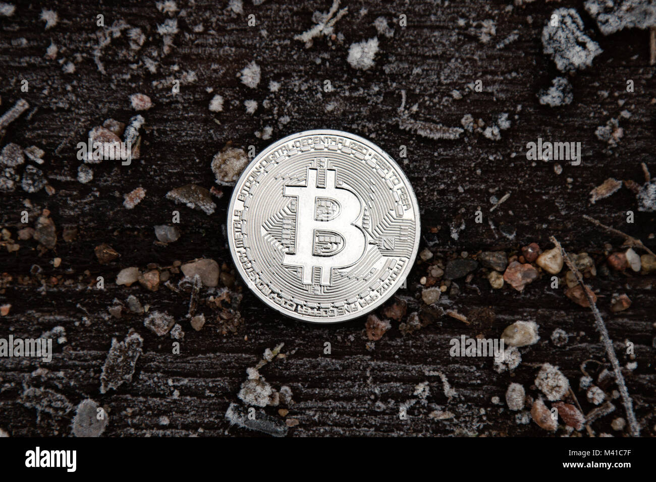 Bitcoin. Una nuova moneta virtuale entra in uso rapidamente. concetto di vecchi fondi (superficie satinata, conservatorismo) e argento bitcoin con splendido futuro Foto Stock