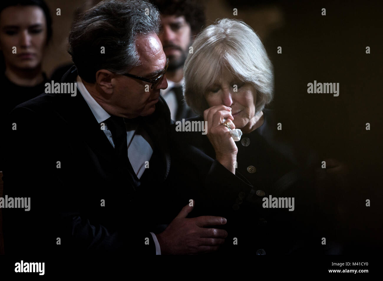 Senior donna di essere confortati a un funerale Foto Stock