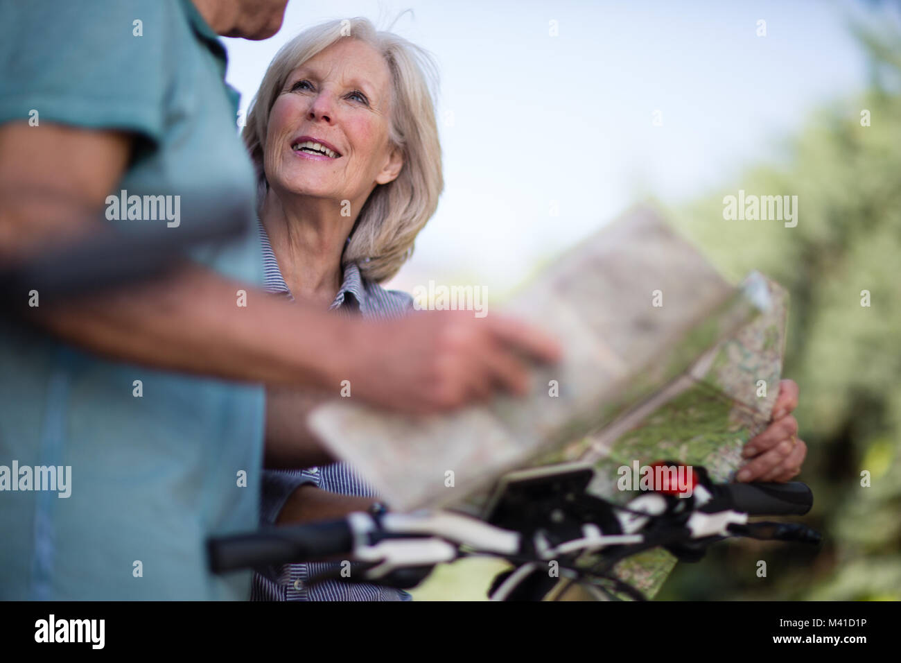 Coppia senior guardando la mappa sulla vacanza in bicicletta Foto Stock