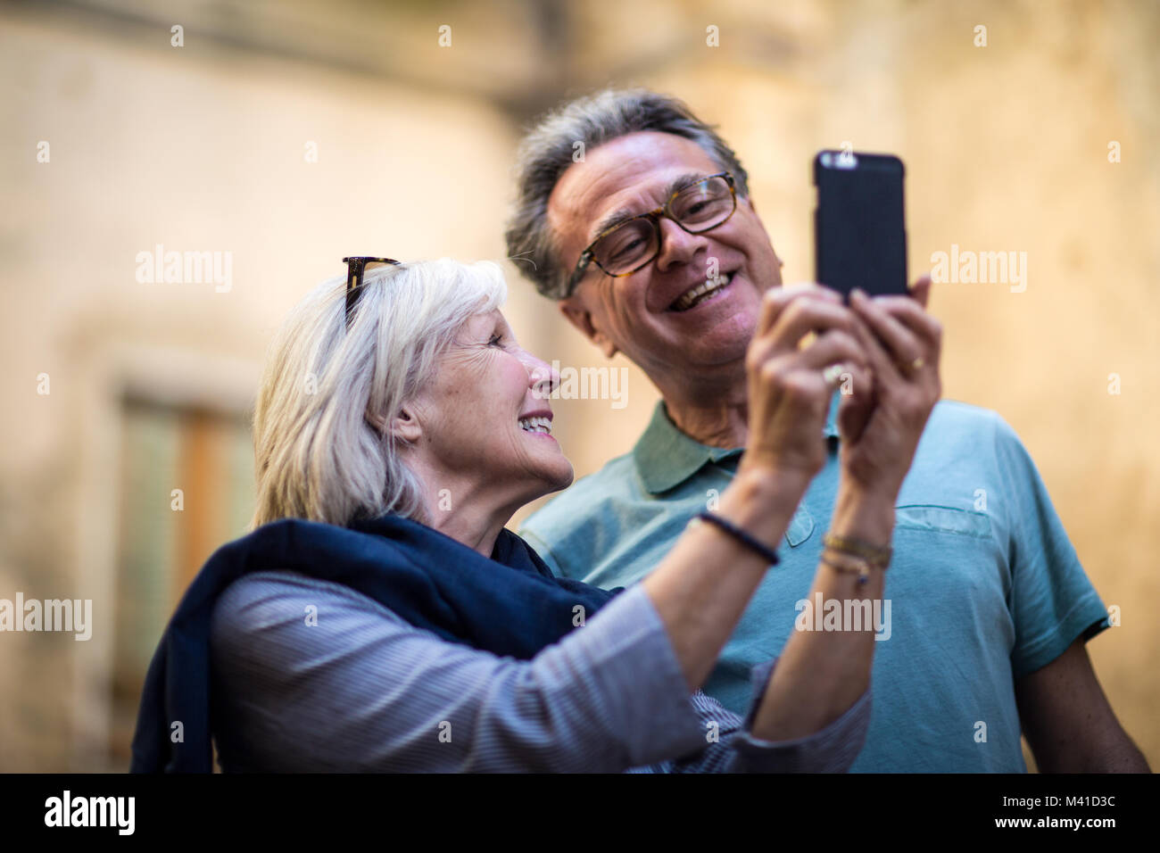Coppia senior in vacanza prendendo un selfie Foto Stock