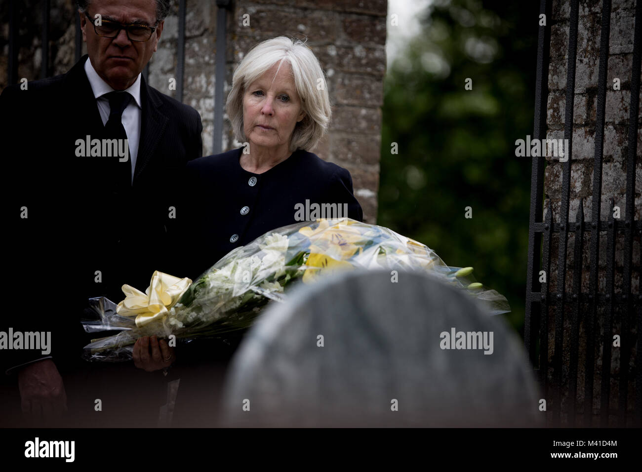 Coppia senior a un funerale Foto Stock