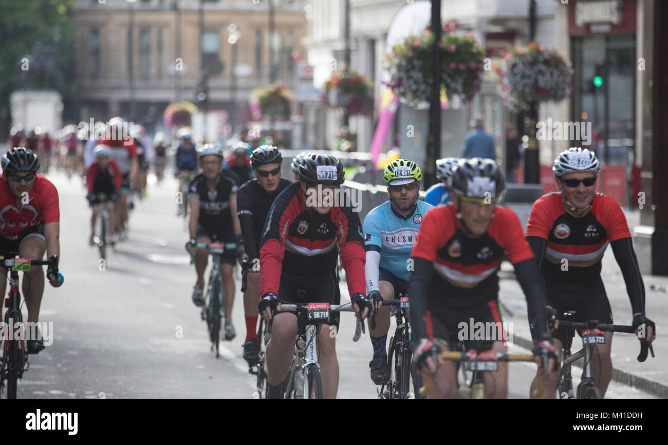 Ride London bike race - piloti passano attraverso il centro di Londra verso la linea di finlandese. Foto Stock