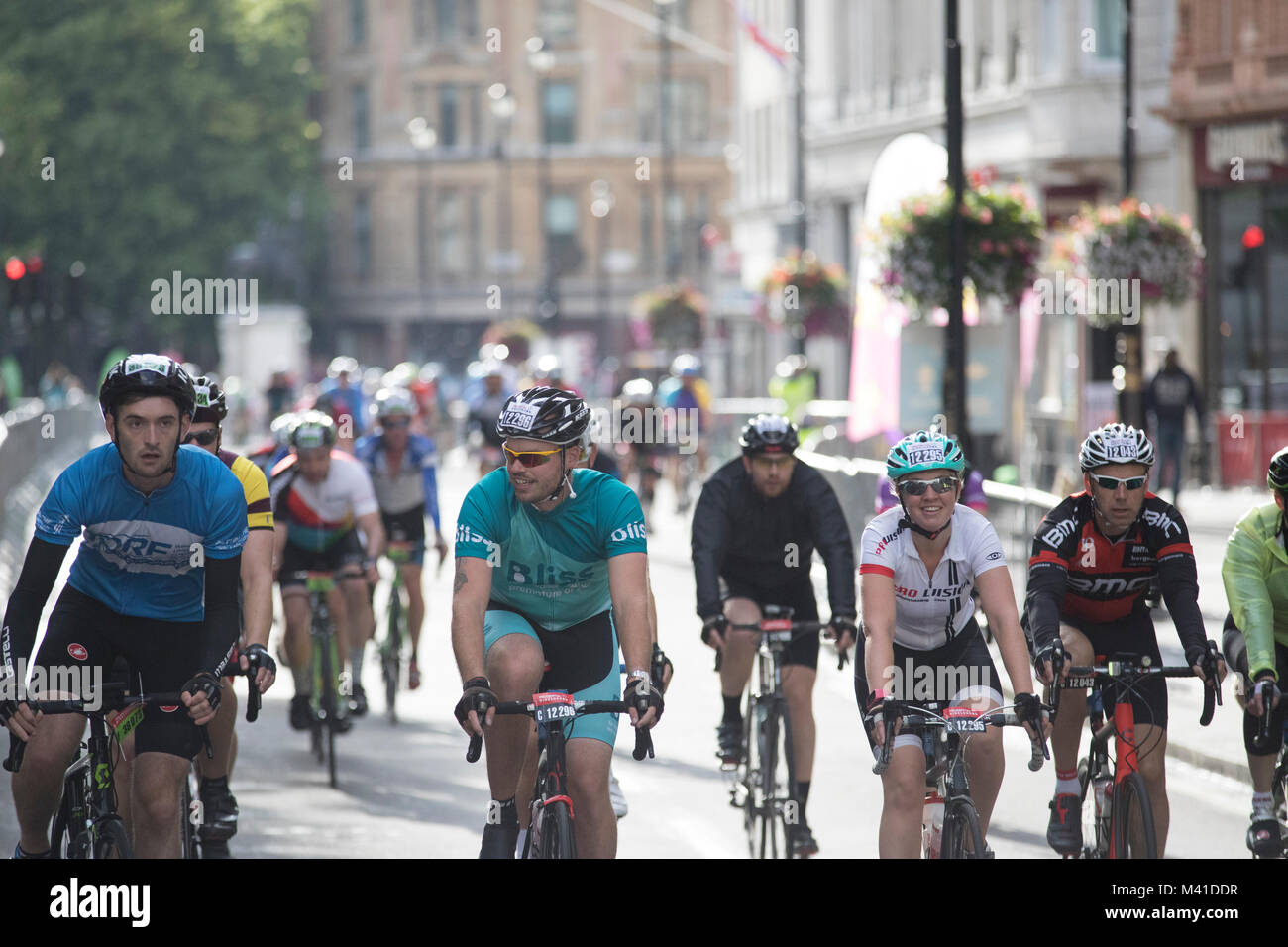 Ride London bike race - piloti passano attraverso il centro di Londra verso la linea di finlandese. Foto Stock