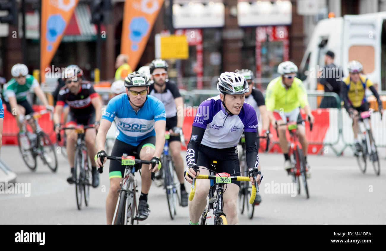 Ride London bike race - piloti passano attraverso il centro di Londra verso la linea di finlandese. Foto Stock