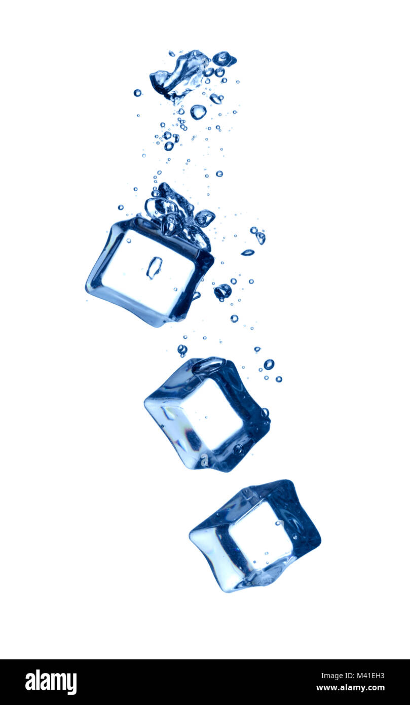 Chiusura del cubo di ghiaccio spruzzi di acqua su sfondo bianco Foto Stock