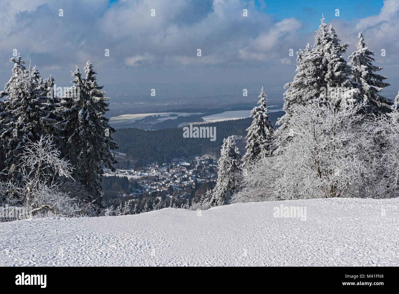 Vista panoramica invernale dal monte Feldberg Taunus al comune Niederreifenberg Foto Stock