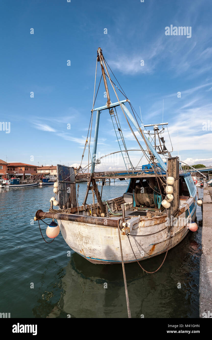 Commerciale barche da pesca ormeggiate nel porto. Foto Stock
