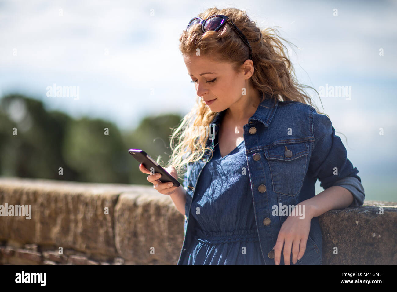 Giovane femmina adulta utilizza lo smartphone Foto Stock