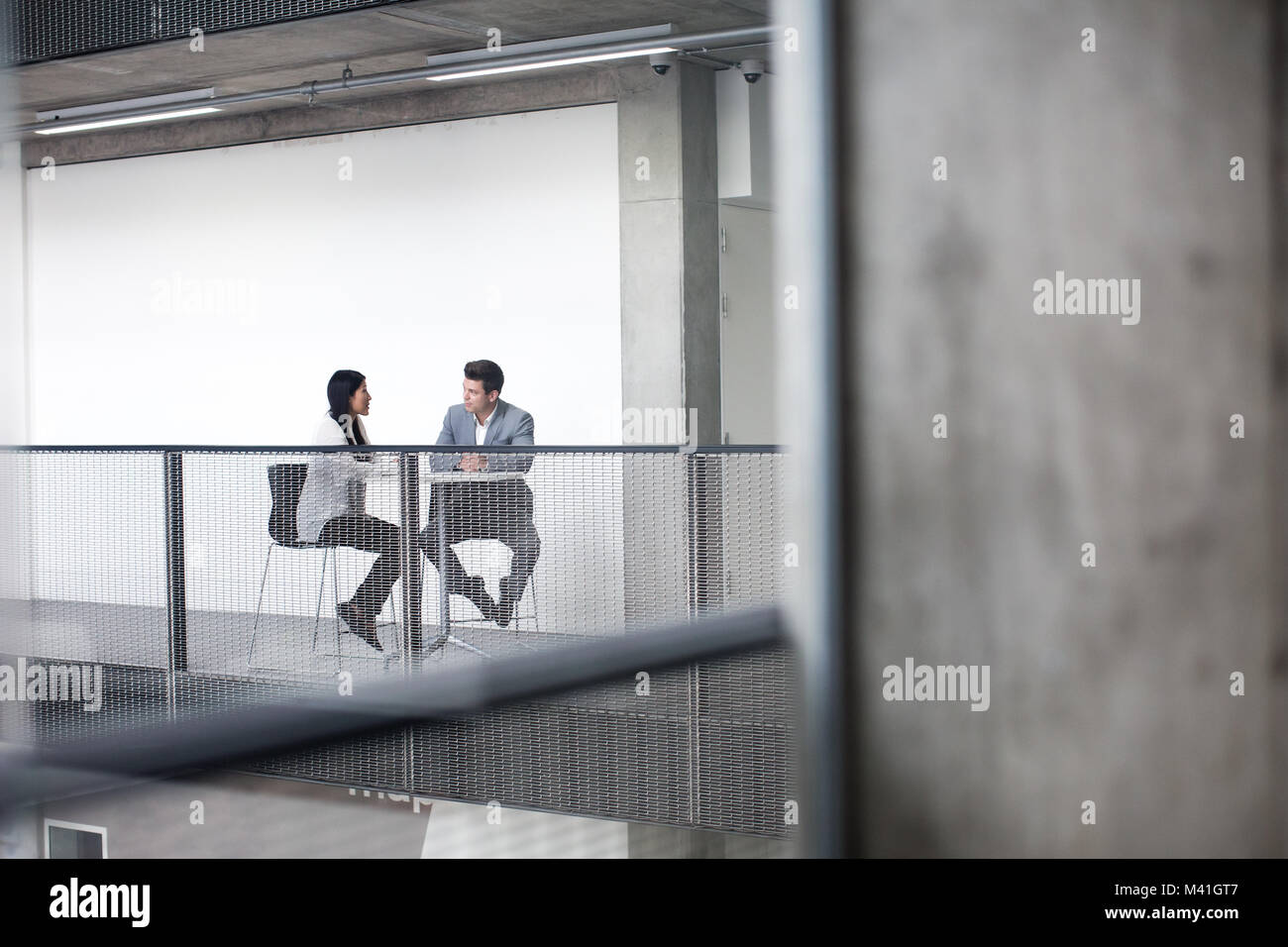 I colleghi in un ambiente informale business meeting Foto Stock