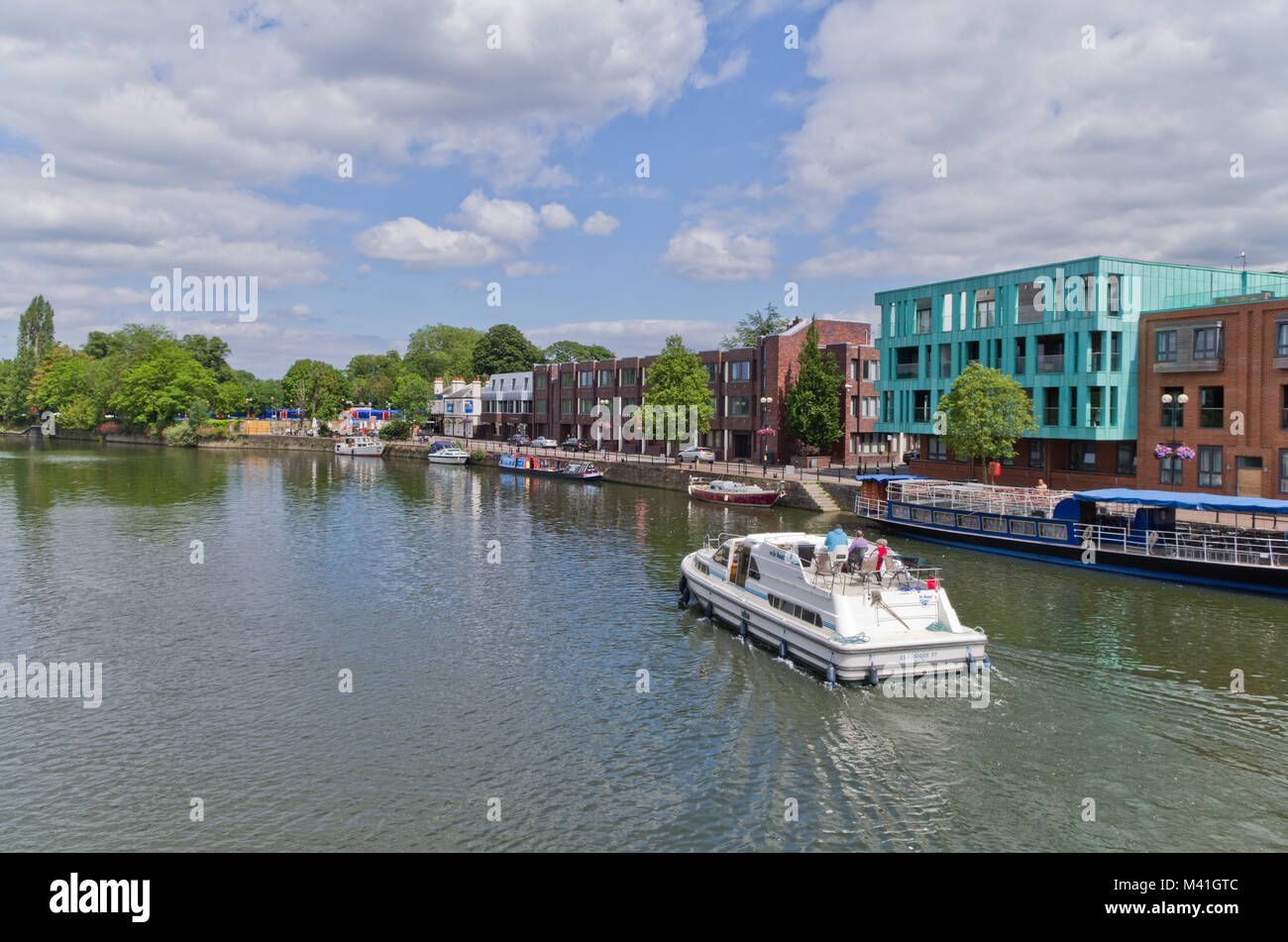 Vista del fiume Tamigi dall'Eton - Windsor ponte con un cabinato in primo piano, Berkshire, Regno Unito. Foto Stock