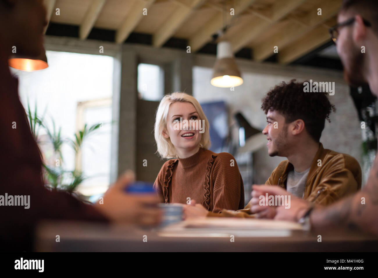 Un gruppo di giovani imprenditori in una riunione Foto Stock