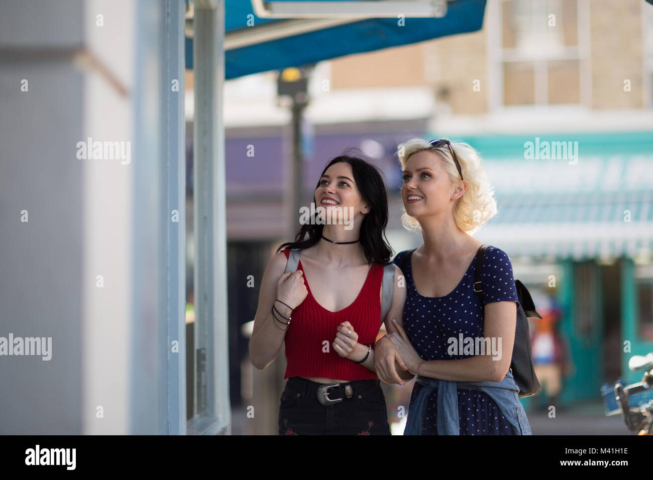 Amici di sesso femminile di window shopping in estate Foto Stock