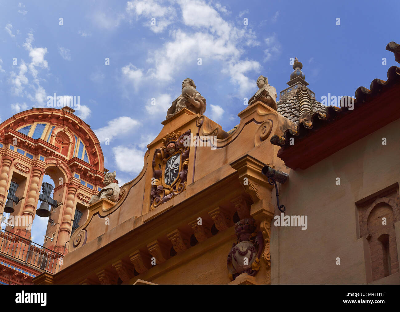Edifici storici e monumenti di Siviglia, Spagna. Dettagli architettonici, facciata in pietra e musei in Europa. Spagnolo stili architettonici gotici e Foto Stock