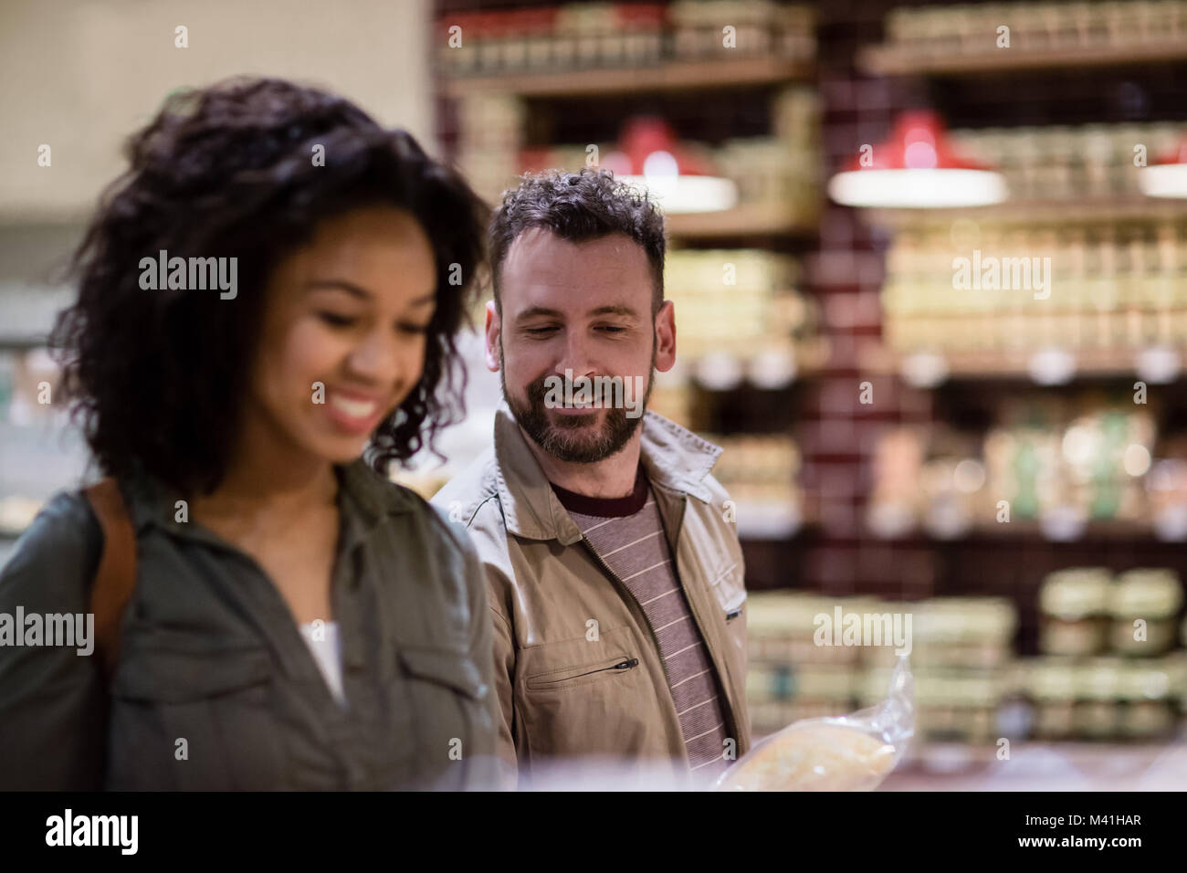 Gli amanti dello shopping nel supermercato al forno Foto Stock