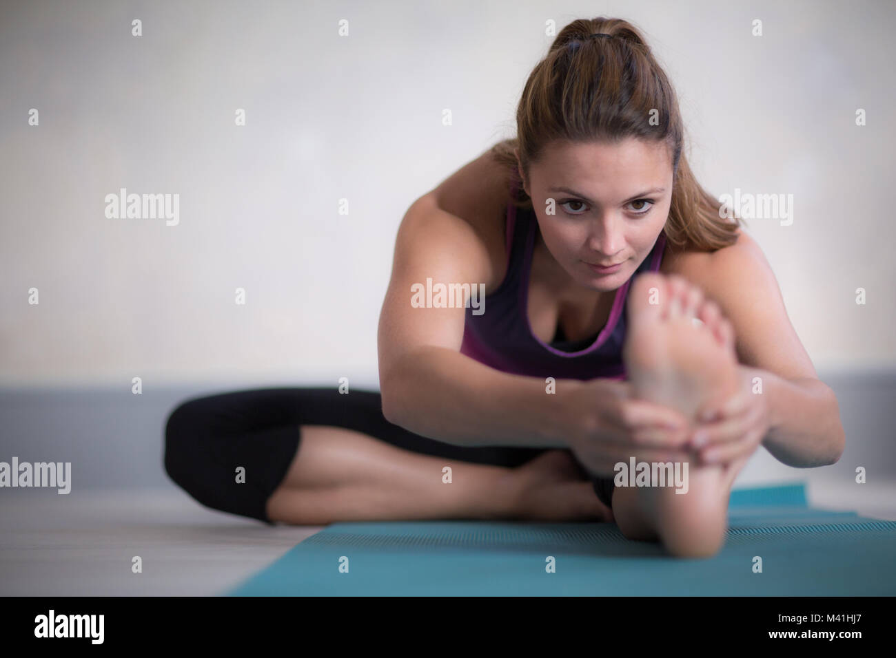 Giovane femmina adulta stretching Foto Stock