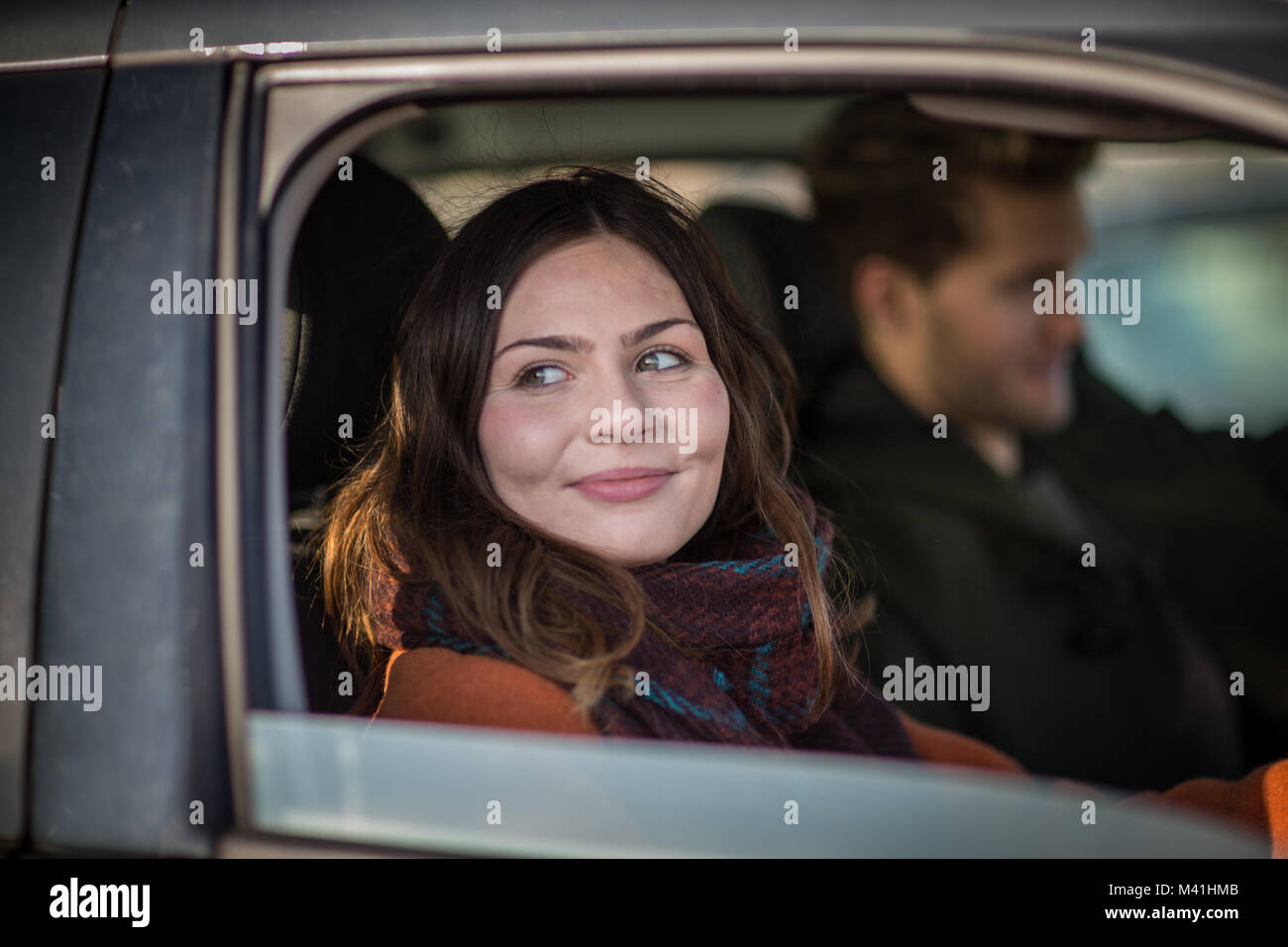 I giovani adulti di sesso femminile auto pilotaggio Foto Stock