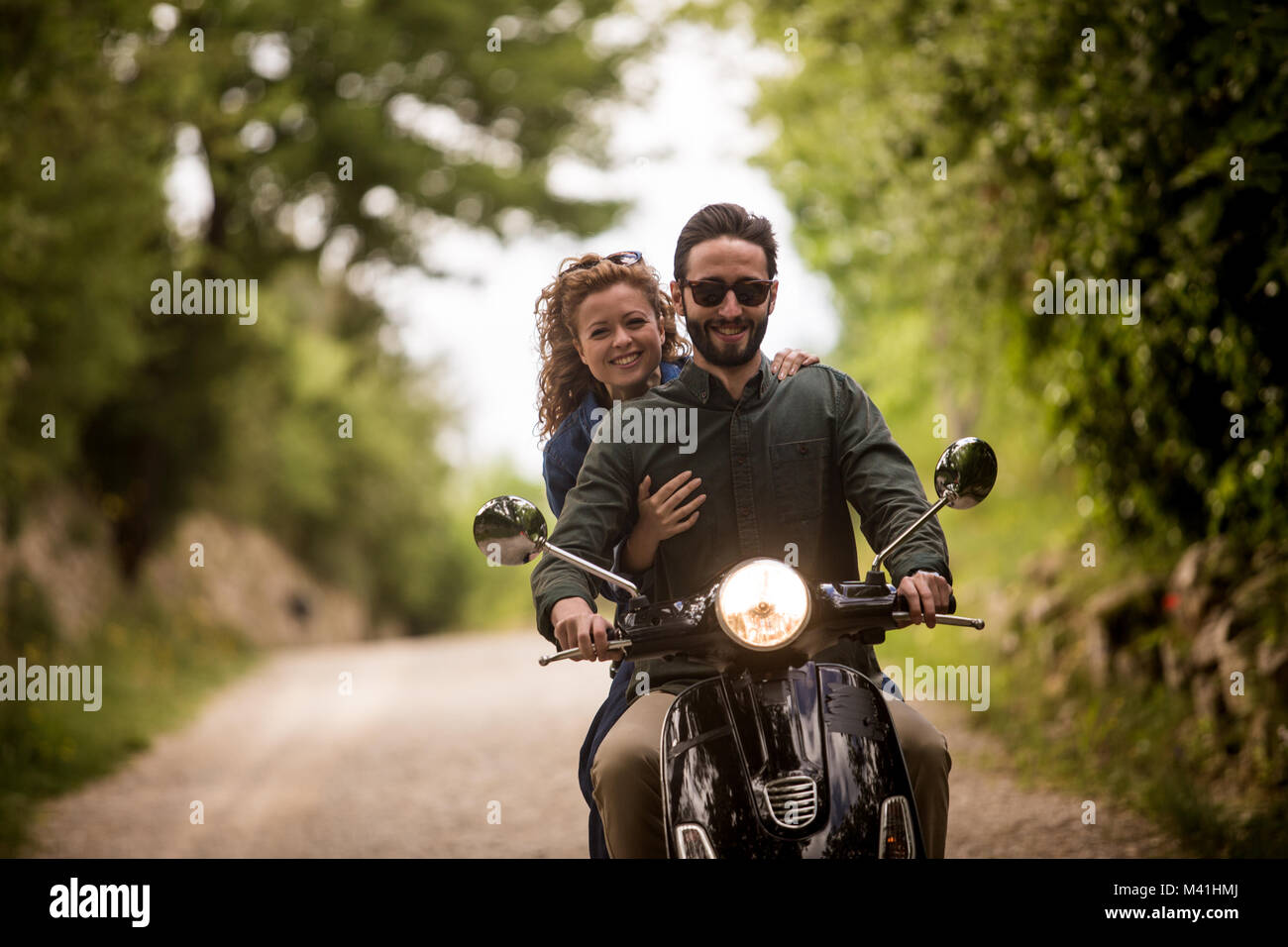 Coppia giovane sulla moto insieme Foto Stock