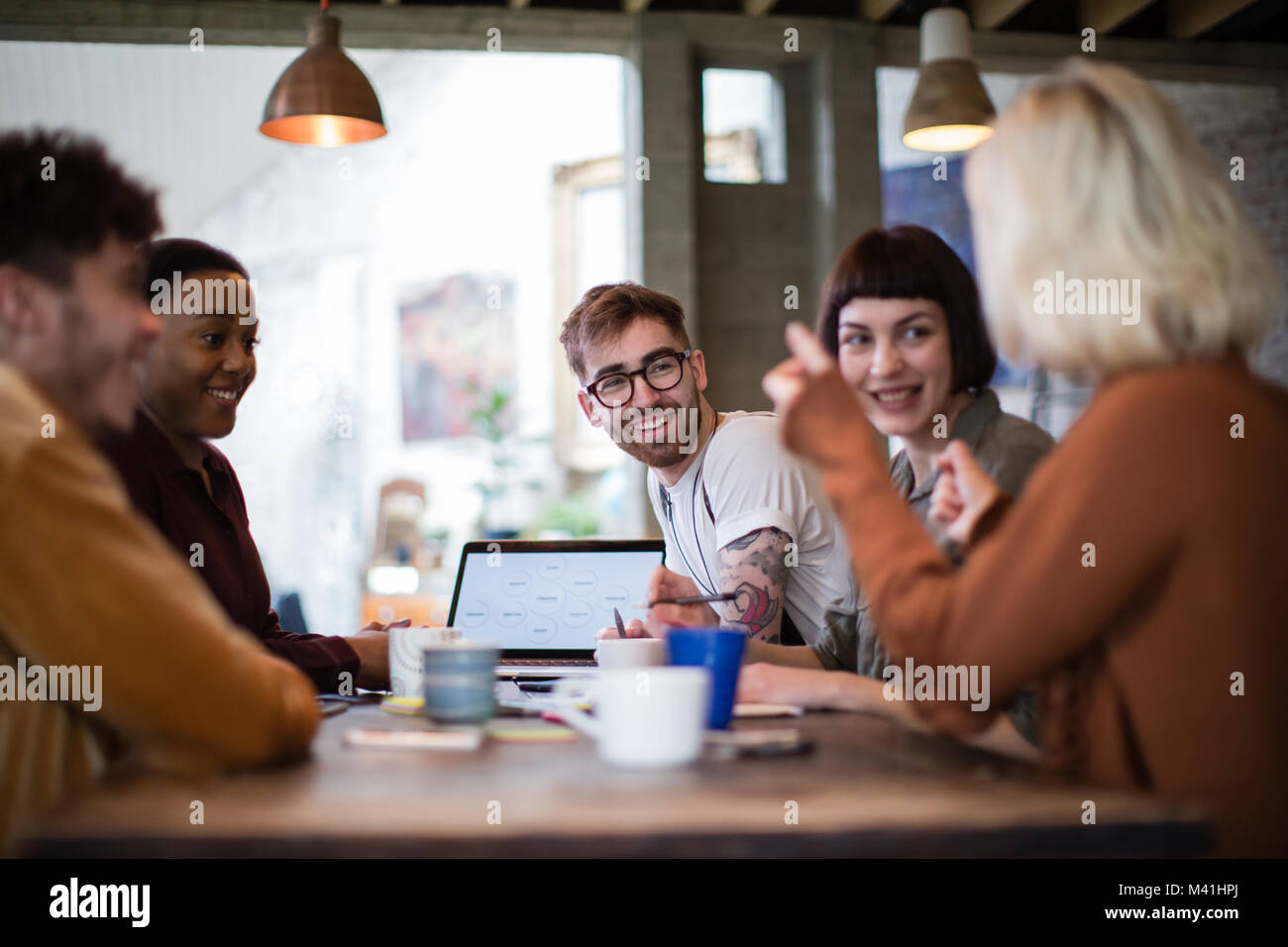 Un gruppo di giovani imprenditori in una riunione Foto Stock