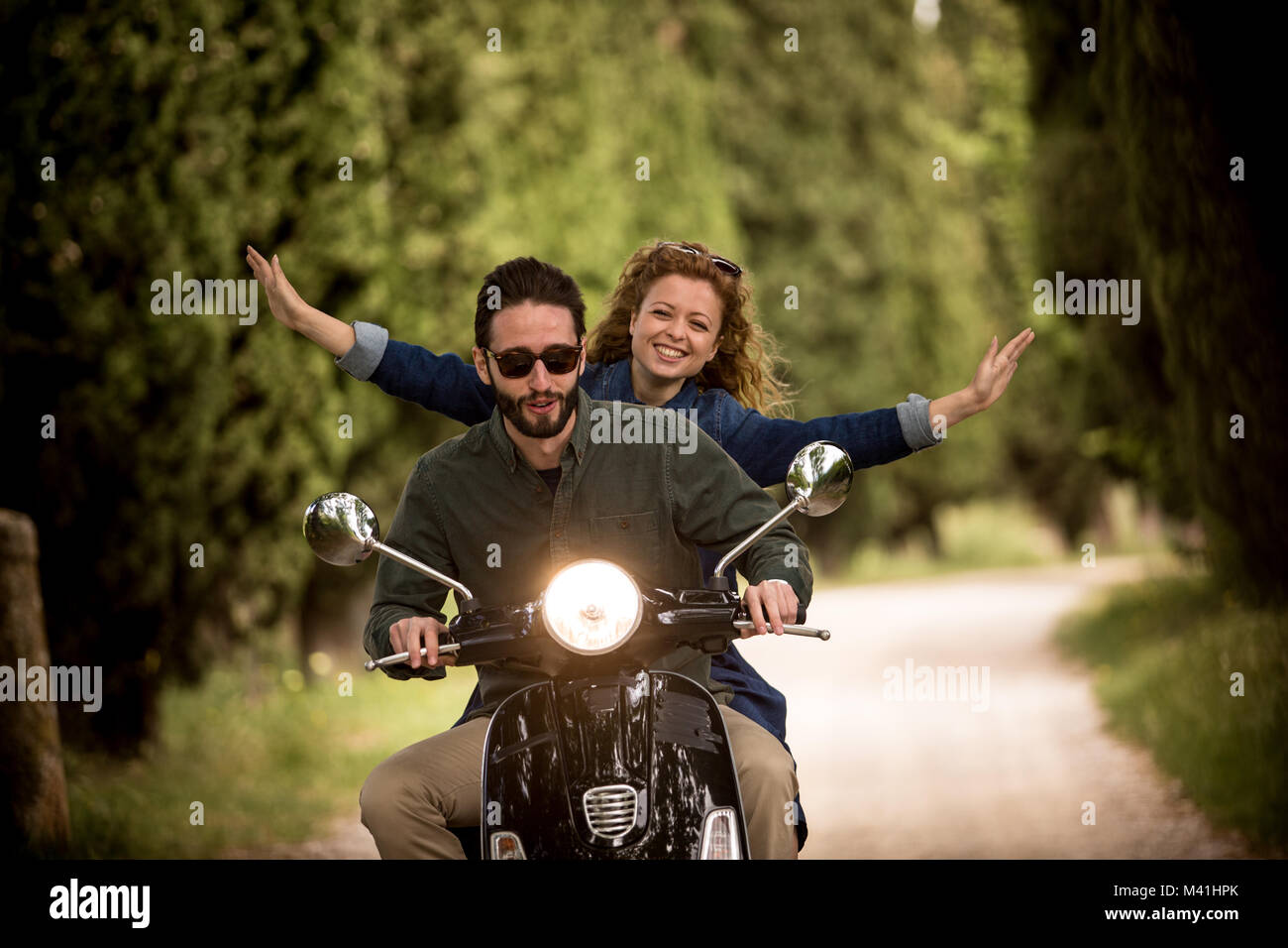 Coppia giovane avendo divertimento sulla moto insieme Foto Stock