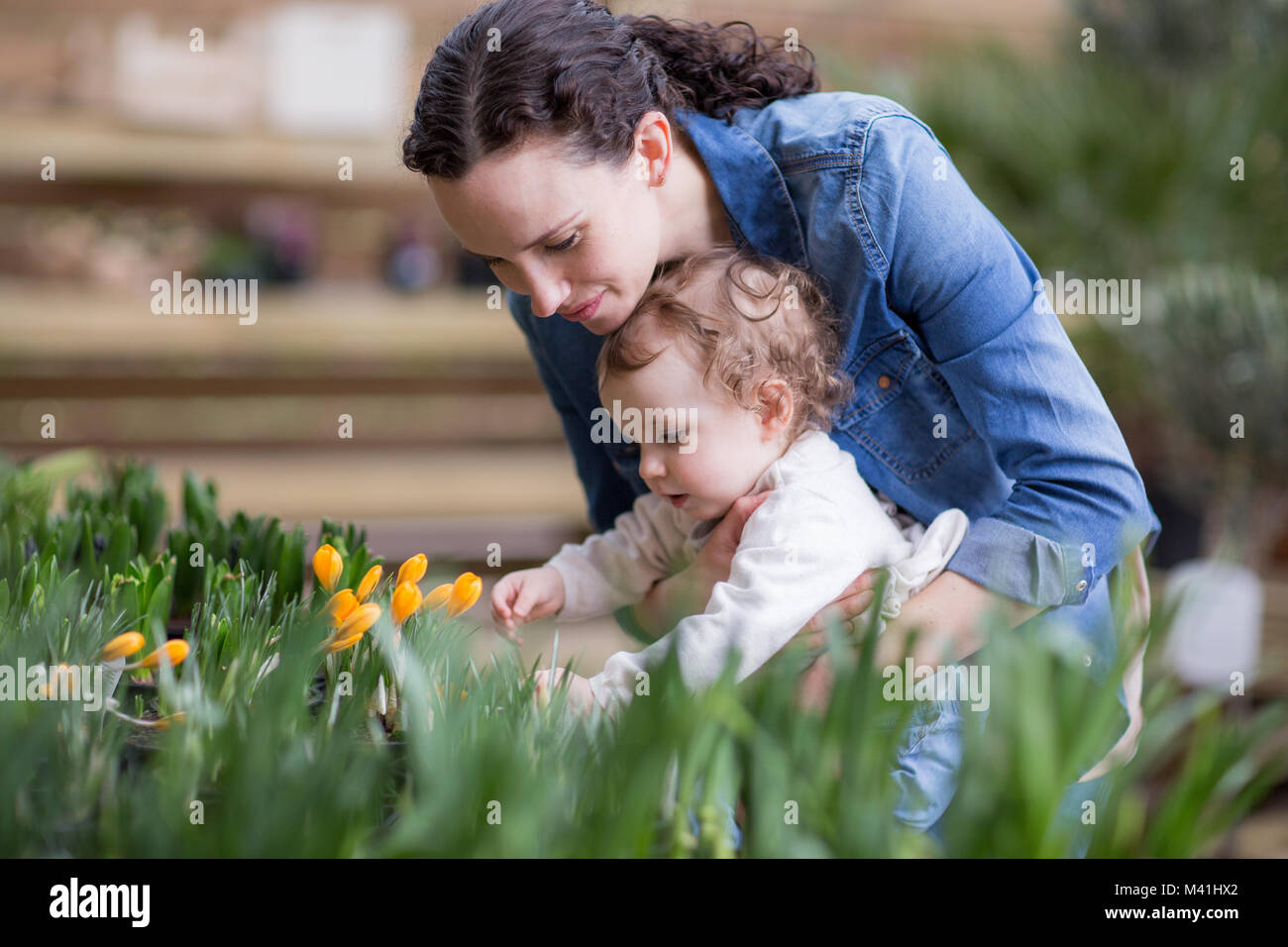 Madre e figlia al centro giardino Foto Stock