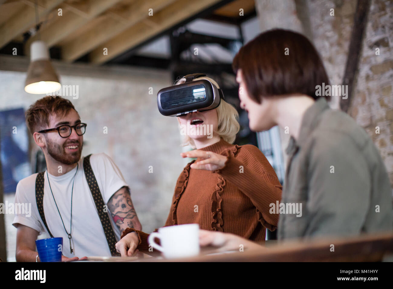 Un gruppo di giovani imprenditori in un incontro con auricolare VR Foto Stock