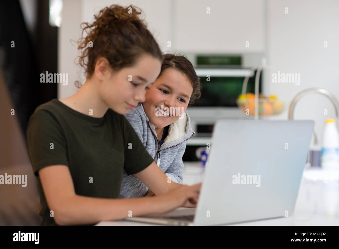 Sorelle utilizzando laptop insieme Foto Stock