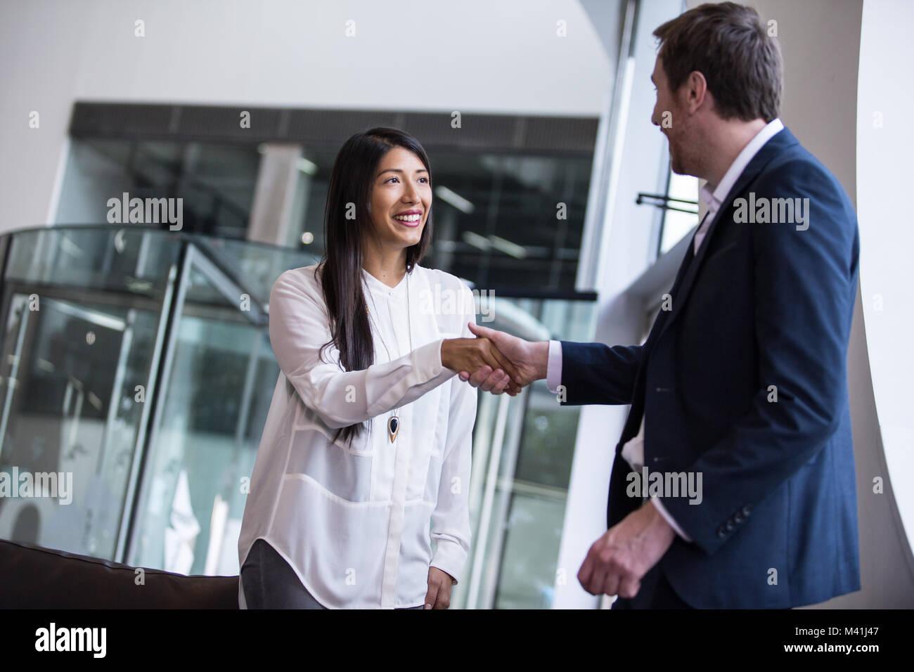 Imprenditrice stringono le mani con il proprietario Foto Stock