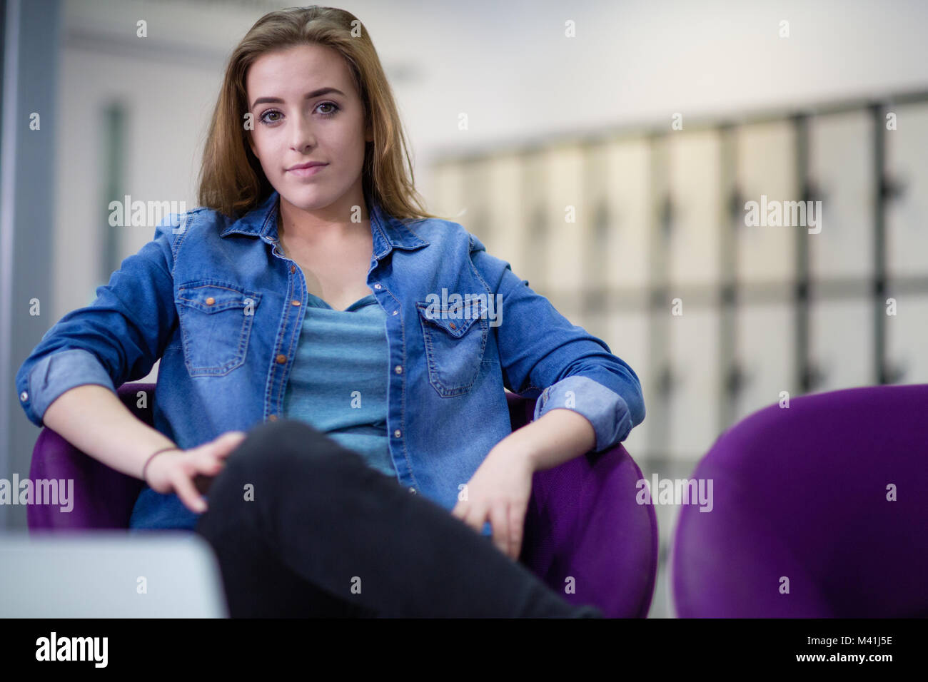 Ritratto di una studentessa al college Foto Stock