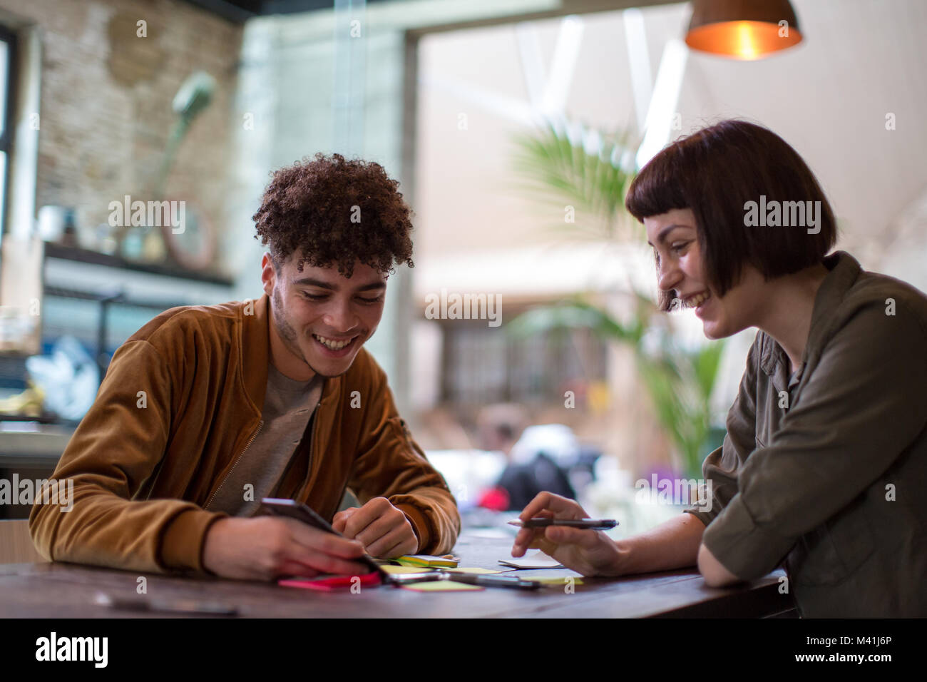 Due imprenditori in una riunione di affari Foto Stock
