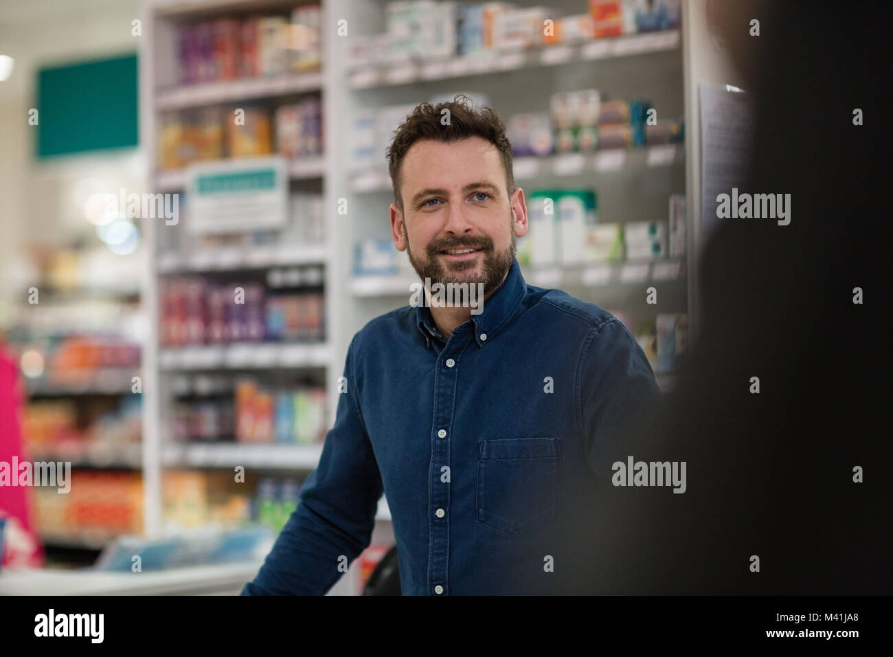 Il farmacista che serve il cliente Foto Stock