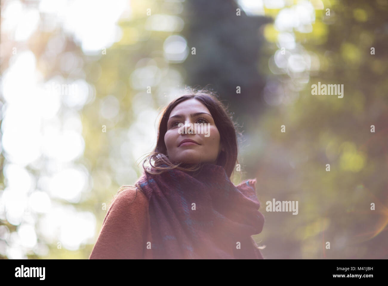 Giovane femmina adulta godendo la vita all'aperto in autunno Foto Stock