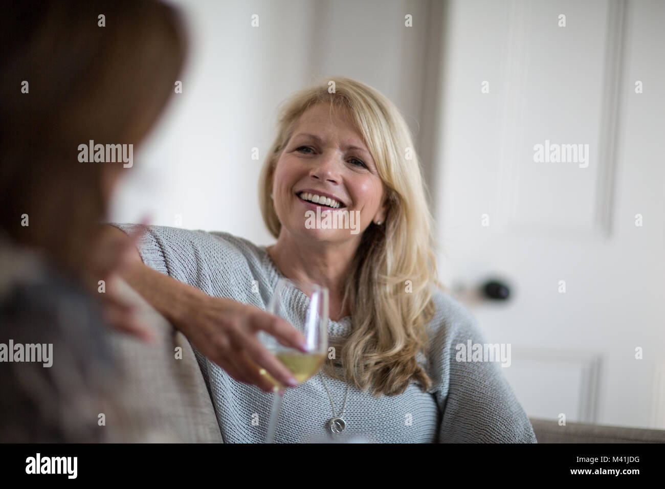 Femmina matura amici avente un bicchiere di vino Foto Stock