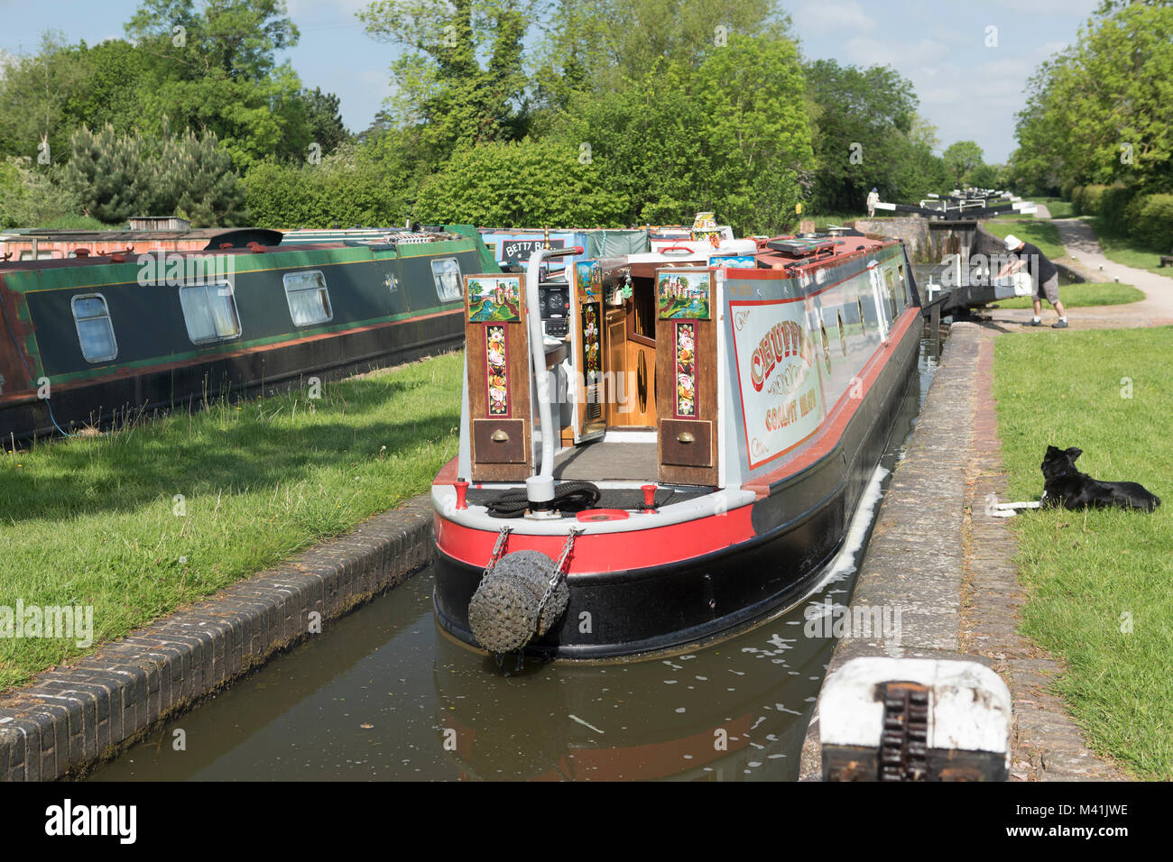 Barca stretta nella parte inferiore del blocco della serrature Lapworth, North Stratford Canal. Foto Stock