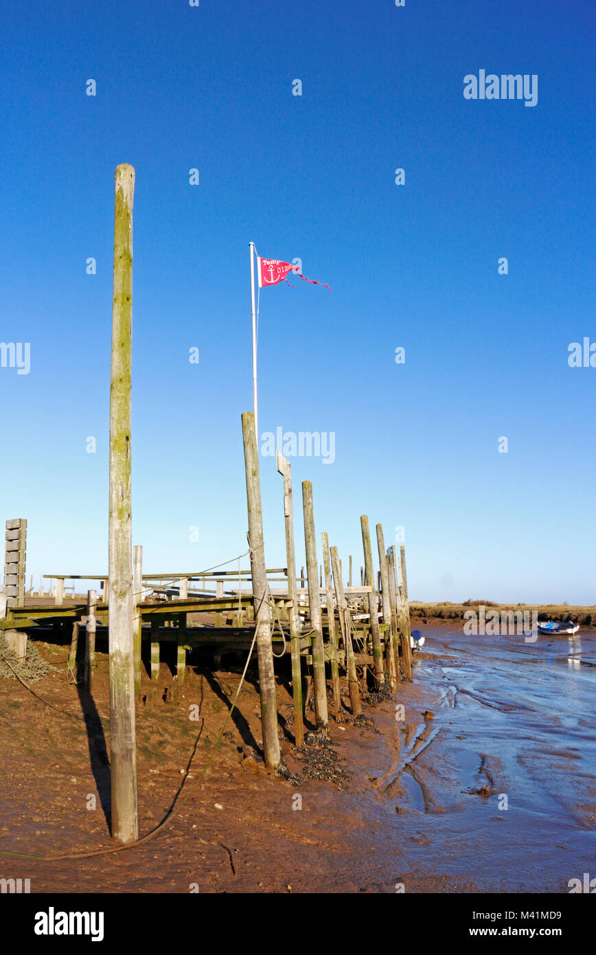 Una vista della banchina in legno voci in una insenatura costiera a nord di Norfolk a Morston, Norfolk, Inghilterra, Regno Unito, Europa. Foto Stock