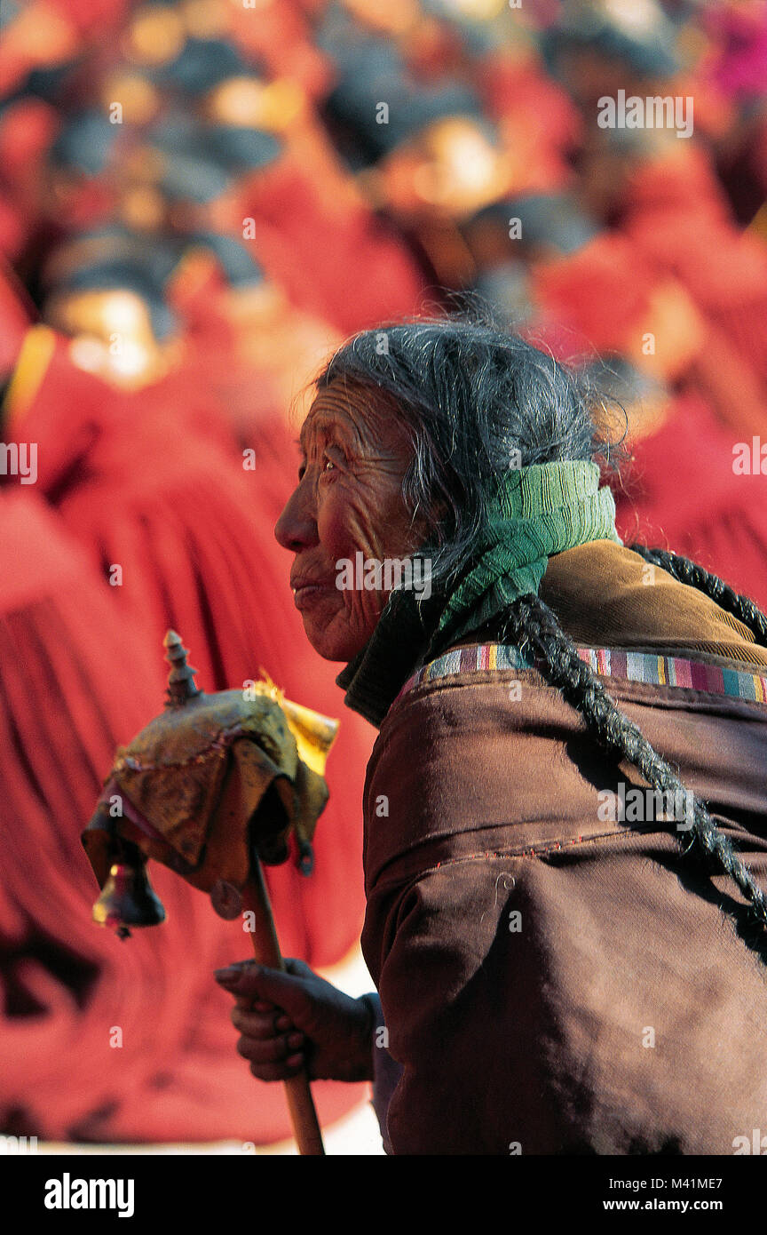 Cina, Tibet orientale, Provincia di Amdo, Labrang Tashikyil monastero aveva sei collegi per dare filosofico, tantrico e studi medici, chiuso durante la rivoluzione culturale, aperto nuovamente nel 1980 e accoglie migliaia di pellegrini durante il festival di Losar Foto Stock